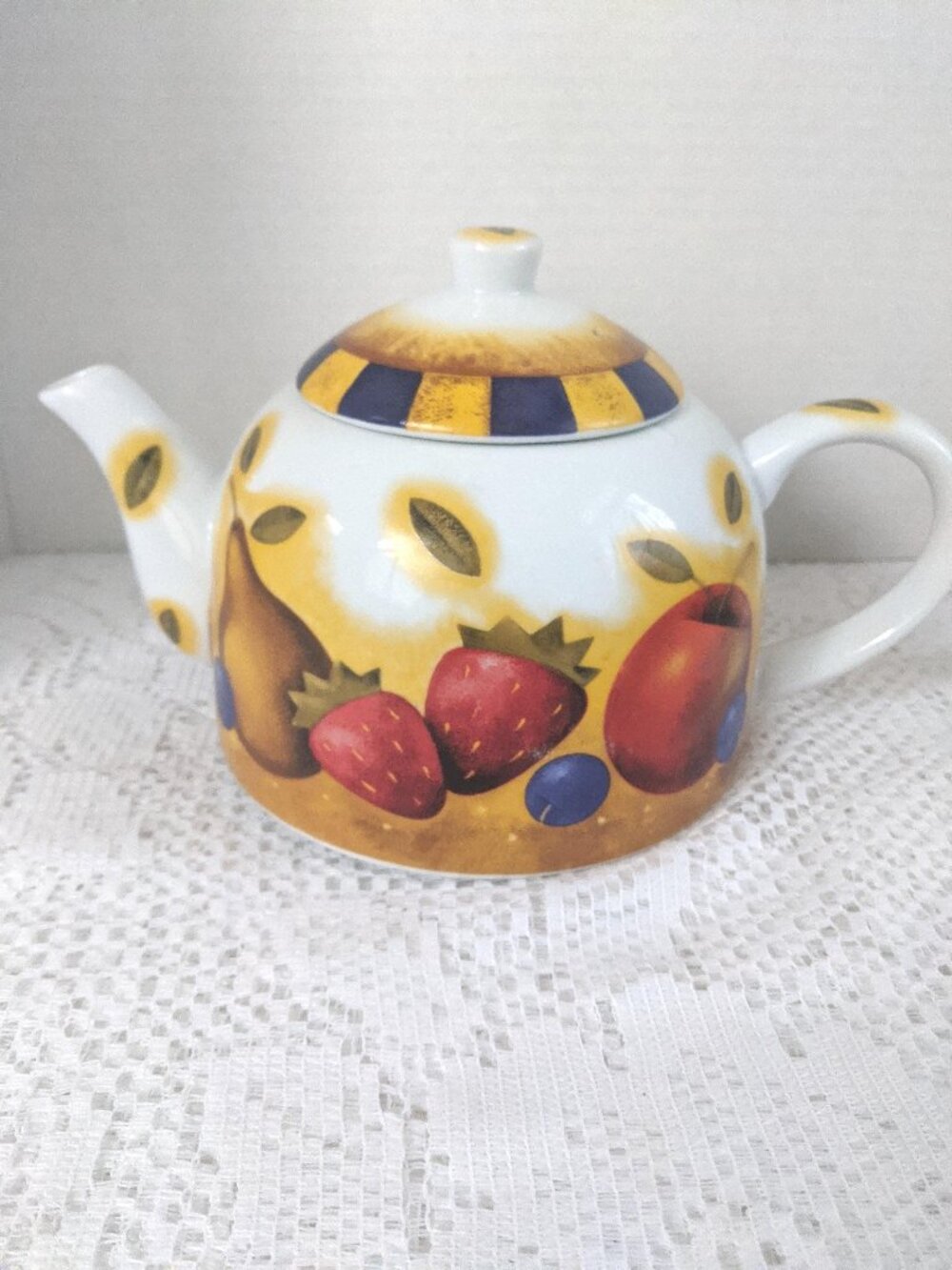 Fruit Decorated Tea Pot: Vintage 6-Cup Pear & Apple Design